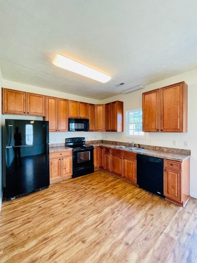 Building Photo - 3 Bedroom, 2.5 Bath Townhouse in Wellington Park