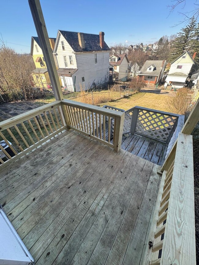 Building Photo - Spacious 4-Bed 2-Bath House!!