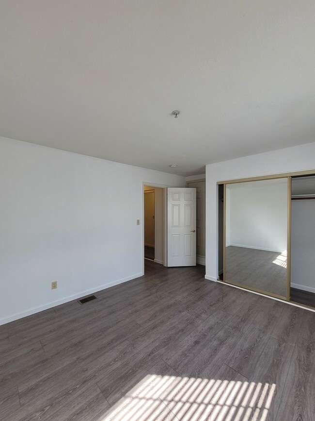 Building Photo - 3-bed 2-bath townhouse with a breathtaking Delta view!