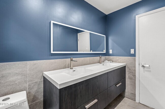 Building Photo - 14 Darien Dr