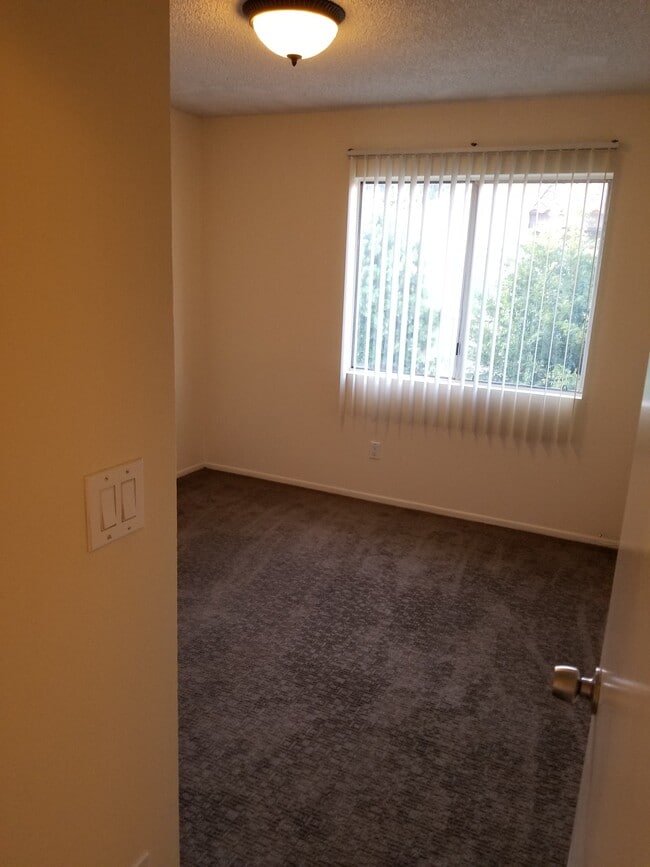 Building Photo - 2521 W Sunflower Ave