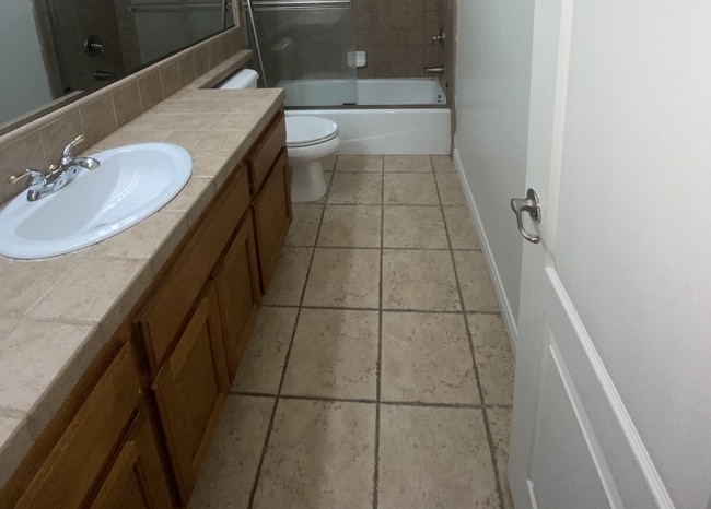 Building Photo - Spacious 4 Bedroom House