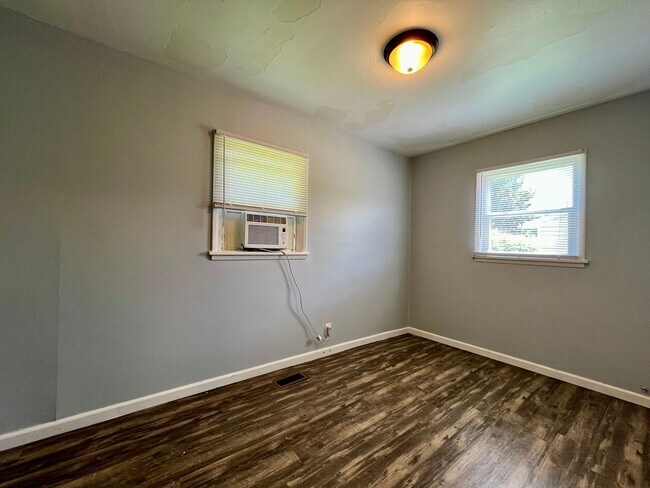 Building Photo - 703 W Main St