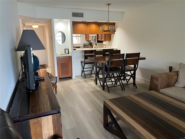 Building Photo - 333 Woodlake Wynde