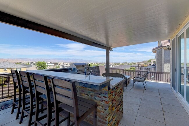 Building Photo - 180 Degree elevated views from a quiet str...