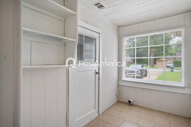 Building Photo - Adorable 2/1 in 38116!