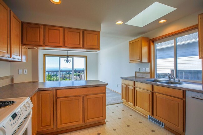Building Photo - Lovely Mid-Island Home Available August 19th!