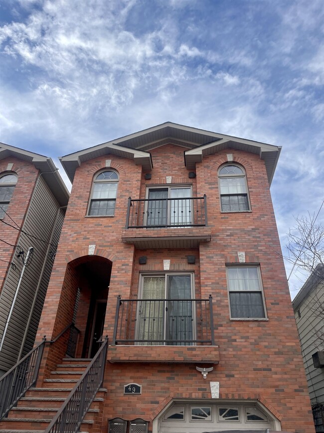 Building Photo - 49 Giles Ave