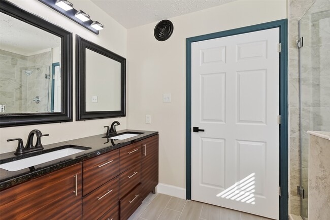 Building Photo - 7534 8 Willows Rd