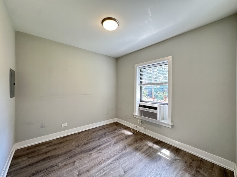 Building Photo - 722 W Brompton