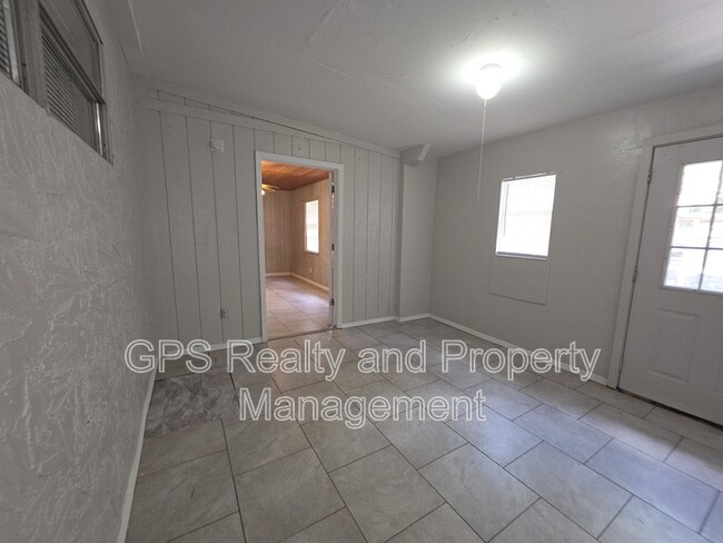 Building Photo - 843 Grove Ave