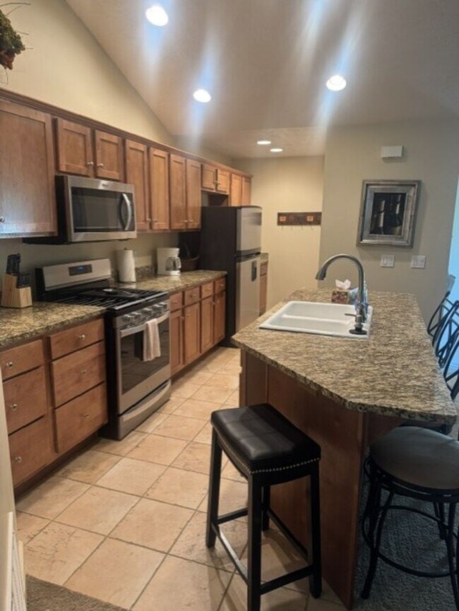 Building Photo - 2 Bdrm 2 bath