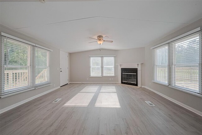 Building Photo - 8856 Greenwood Dr