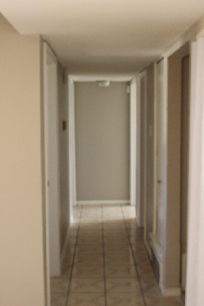 Building Photo - Ready to Move in... Do not miss this house...