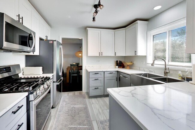 Building Photo - 115 S Kainer Ave
