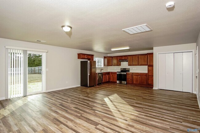 Building Photo - 202 Valleyside Dr NE