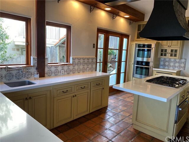 Building Photo - 557 Vía Almar