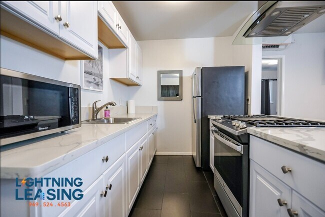 Building Photo - 242 3rd Ave