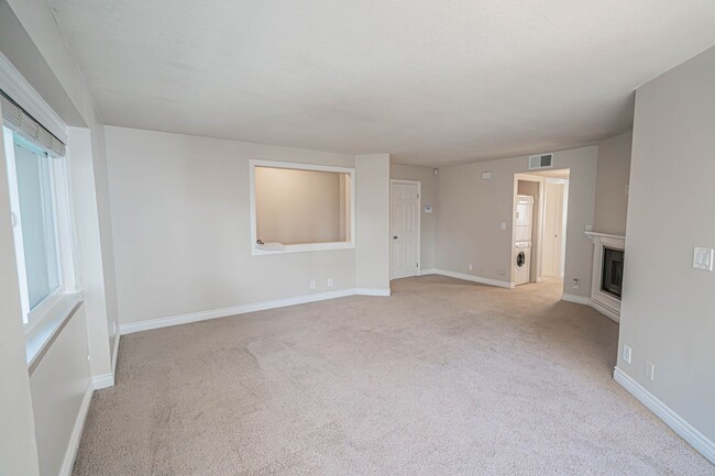 Building Photo - 2 Bedroom Condo for Rent in Canyon Country!