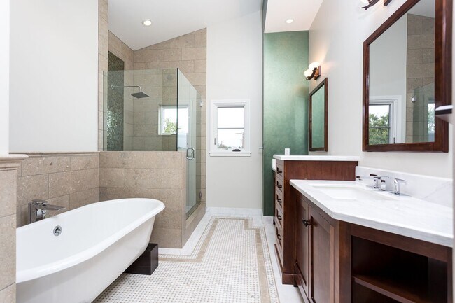 Building Photo - Loma Portal Craftsman with Views