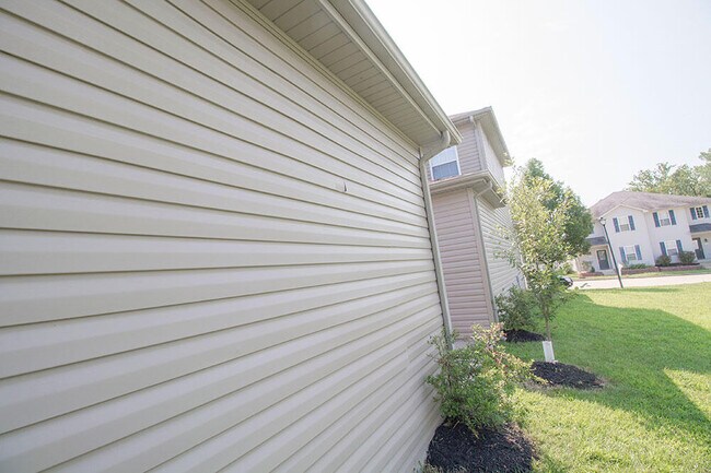 Building Photo - 1945 Center St