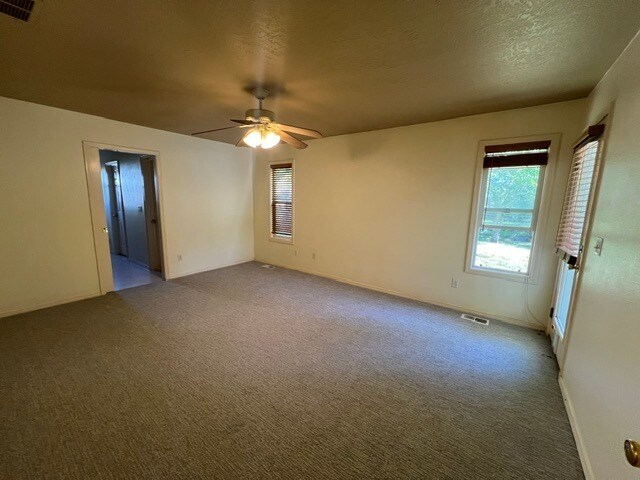 Building Photo - 3bed 3bath Great Meridian Location!