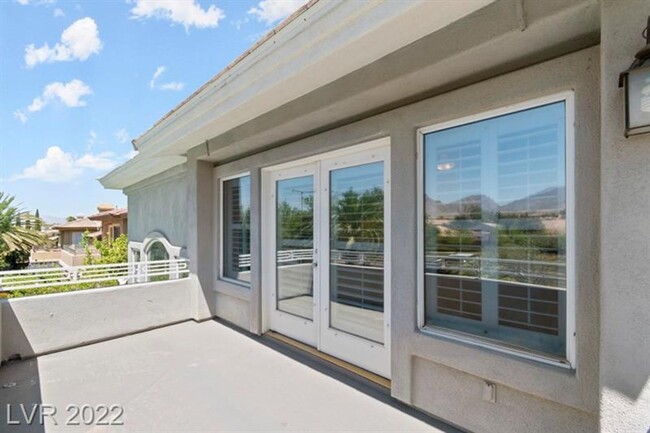 Building Photo - Recently remodeled 5 BEDROOMs/4 bathrooms,...