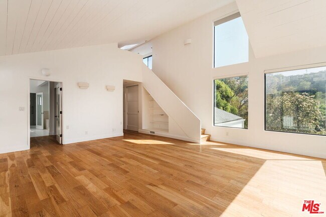Building Photo - 1355 Bobolink Pl