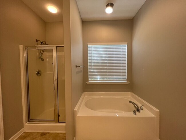 Building Photo - 4 bedroom home with fenced backyard locate...