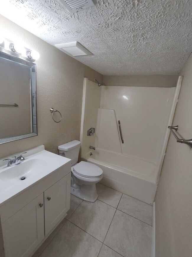 Building Photo - Newly renovated condo super close to CMC, ...