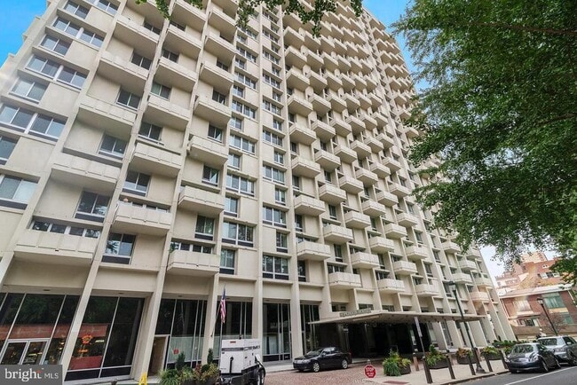 Building Photo - 604 S Washington Square