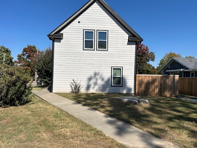 Building Photo - 409 W Maple Ave