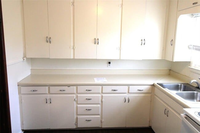 Building Photo - 3406 Classen Blvd