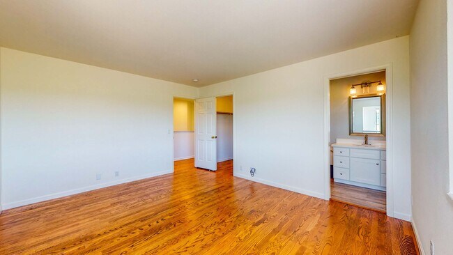 Building Photo - Beautiful 4 bedroom 3.5 bath Home with 2 c...