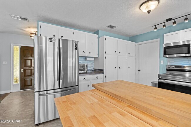 Building Photo - 136 Colina Cir
