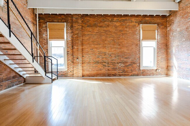 Building Photo - 305 Church St