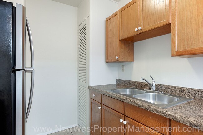 Building Photo - 553 22nd St