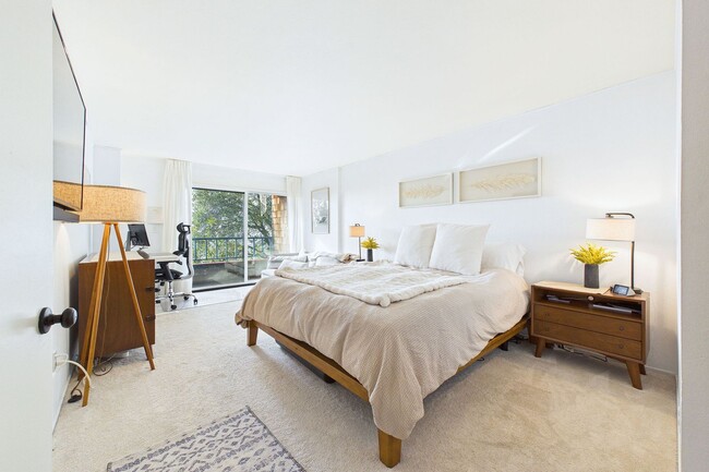 Building Photo - Rarely available Redwood Heights townhome with sweeping views of Oakland and San Francisco.