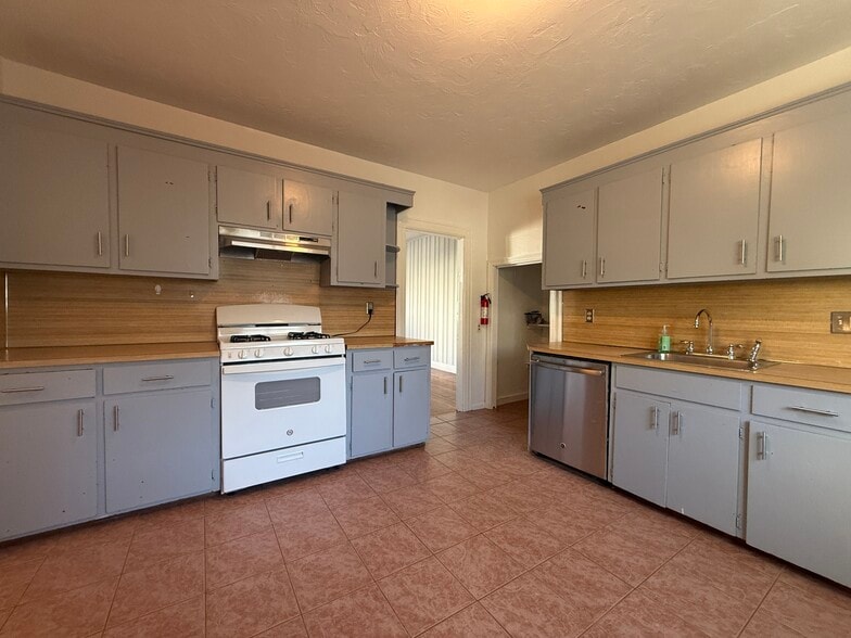 Building Photo - 1 Nelson St