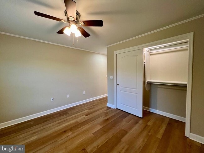 Building Photo - 6924 Fairfax Dr