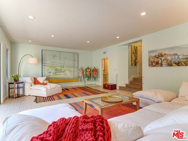 Building Photo - 129 Channel Pointe Mall