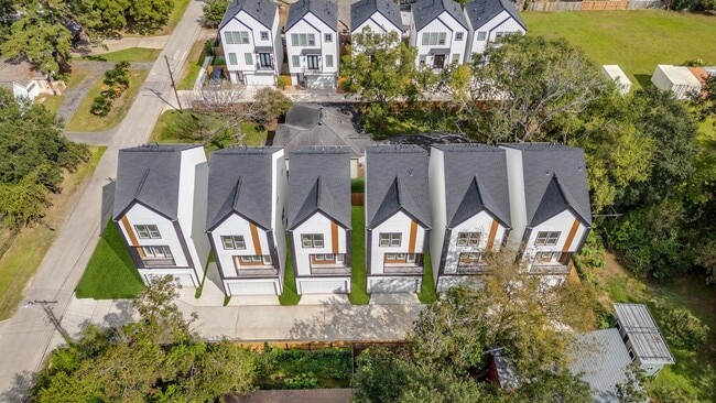 Building Photo - 905 Woodcrest Dr