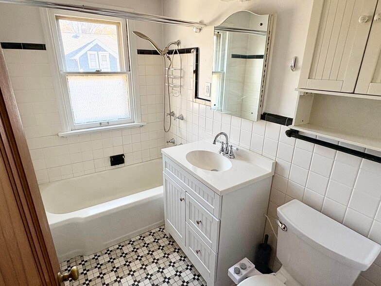 Building Photo - 2216 Lefeber Ave