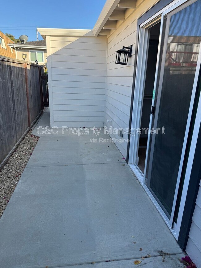 Building Photo - 727 2nd St