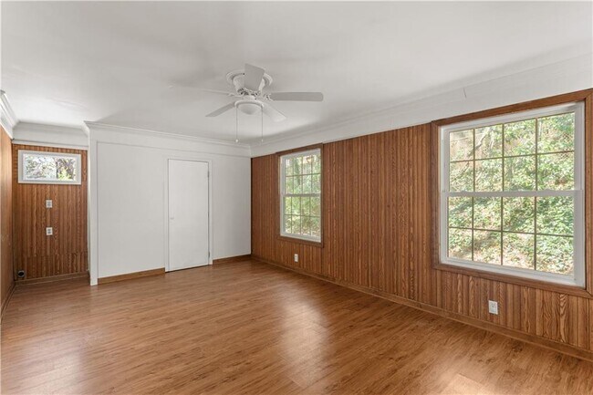 Building Photo - 2866 Highland Dr SE