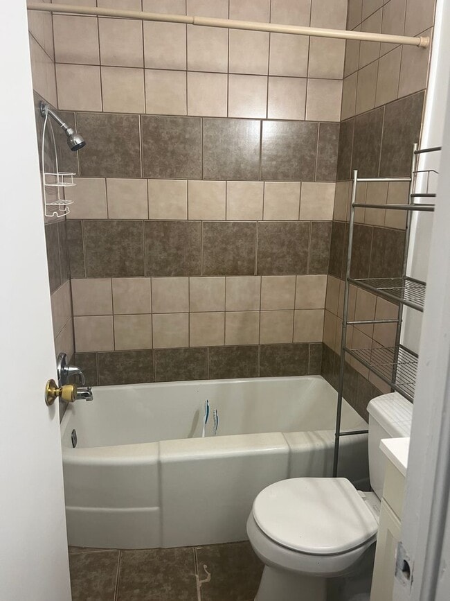 Building Photo - RARE CARSON LANE DUPLEX AVAILABLE