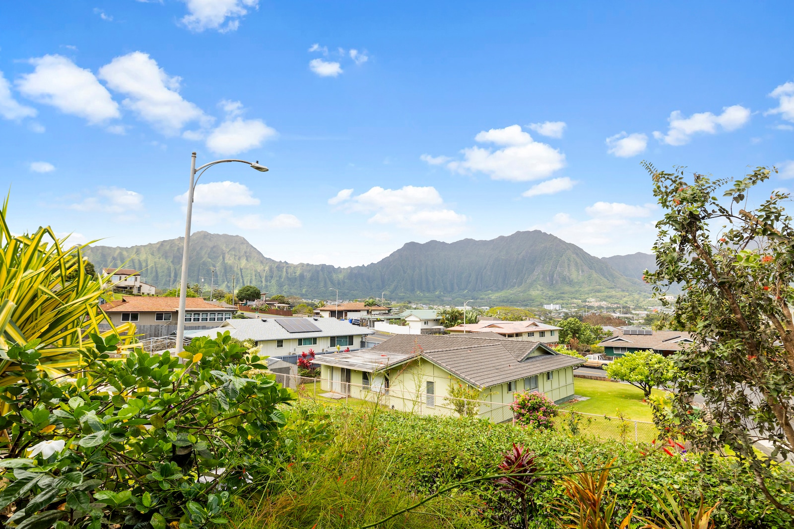 Picture-perfect views of the Ko'olau Mountains from the front patio and private upstairs balcony. - 45-162 Neepapa Pl