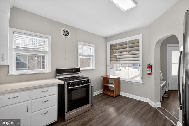 Building Photo - 127 7th Ave