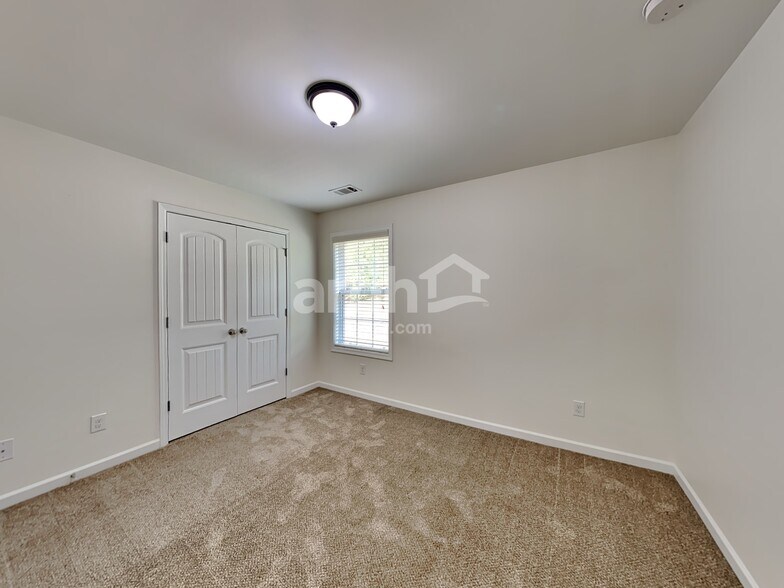 Building Photo - 6260 Cove Creek Dr