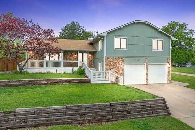 Primary Photo - HUGE 4 Bedroom, 3.5 Bathroom!